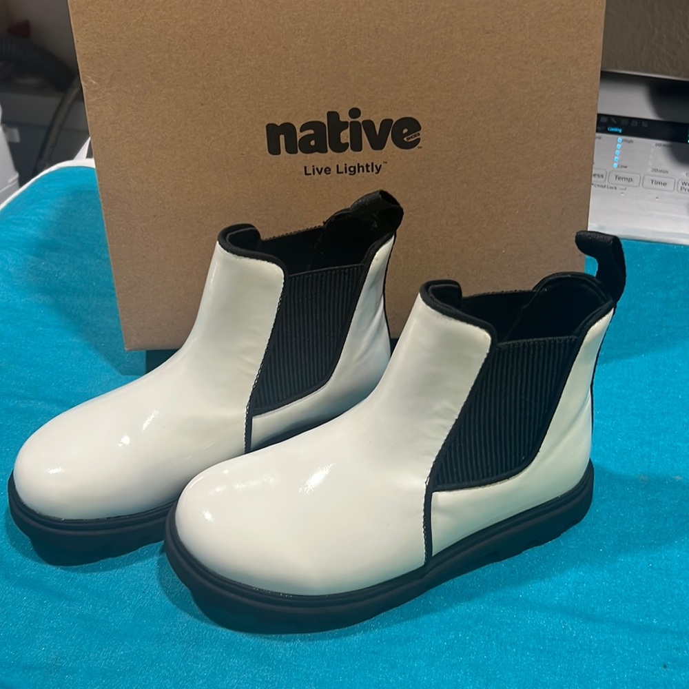 Native pull on boots - youth - Kensington Treklite Gloss in white and black
